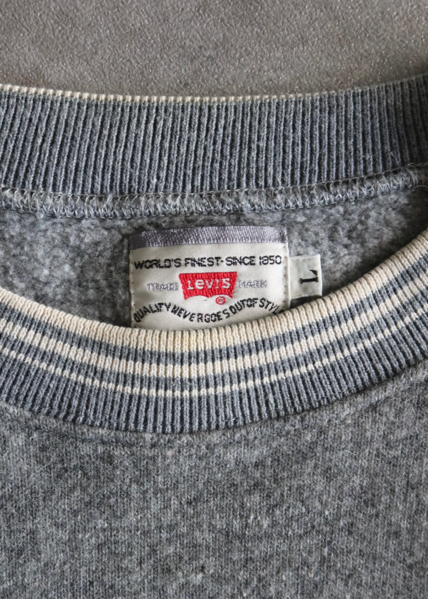 Vintage 80s Embroidered Gray Levis Sweatshirt (M)